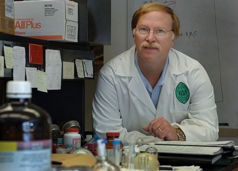 البروفيسور روبرت جاري سيدة ترتدي كمامة للوقاية من عدوى كورونا في الصين