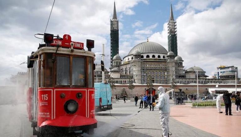 جانب من عمليات تعقيم الشوارع في تركيا