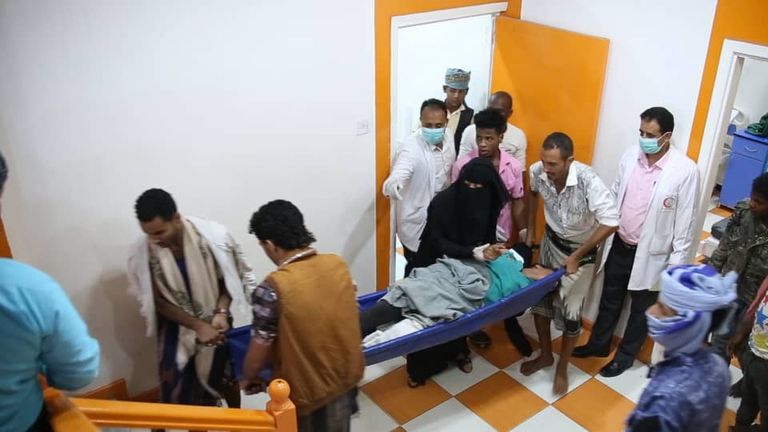 عناصر من مليشيات الحوثي تقوم بترهيب الشارع اليمني في صنعاء