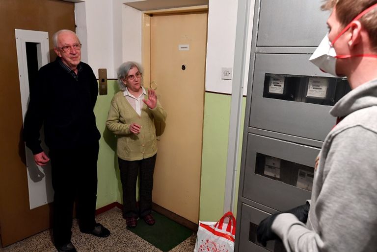 متطوع يسلم حصة غذائية لأحد المسنين في ساراييفو