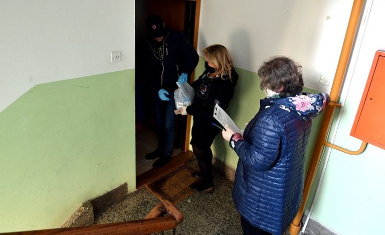 متطوع يسلم حصة غذائية لأحد المسنين في ساراييفو