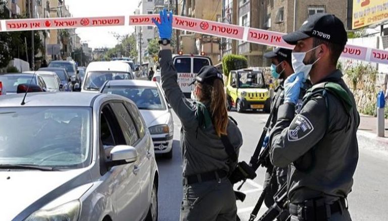عناصر من الشرطة الإسرائيلية بكمامات للوقاية من كورونا