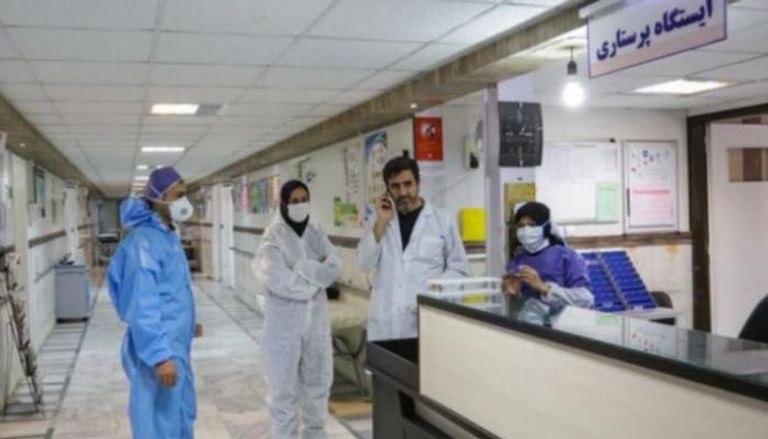 طاقم طبي بمستشفى في إيران التي باتت بؤرة لوباء كورونا