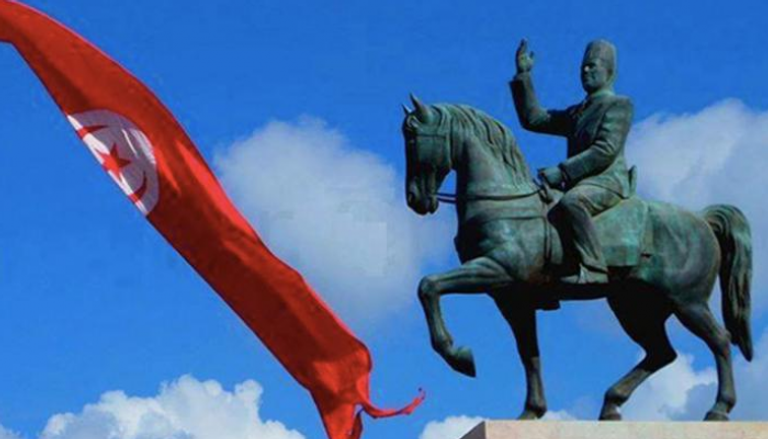 تمثال لبورقيبة في تونس بورقيبة يقبّل علم بلاده - أرشيفية