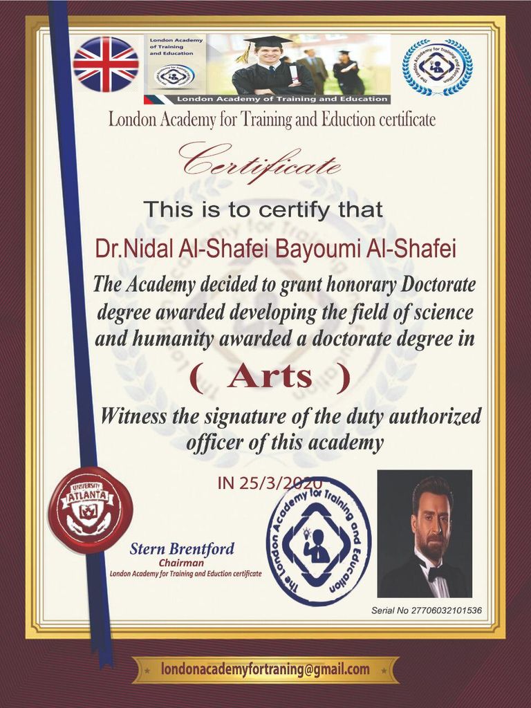 نضال الشافعي أثناء تسلمه الدكتوراه الفخرية