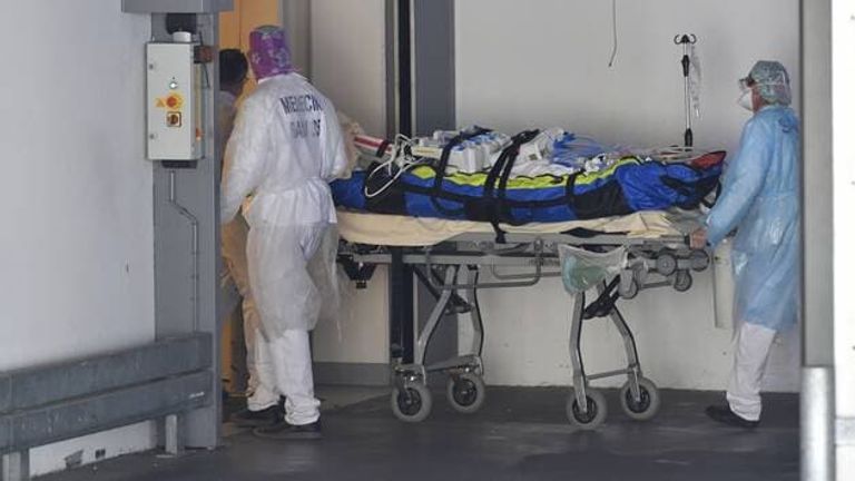 مقدمو الرعاية الصحية يعانون من السير بمفردهم ليلا