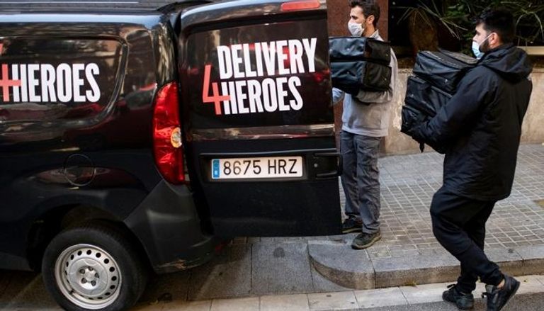 عمال تسليم يوصلون وجبات غذائية لمستشفيات في برشلونة