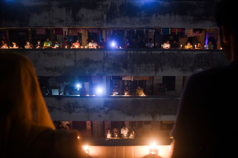 هنود يضيئون الشموع في حدث يرمز إلى محاربة فيروس كورونا