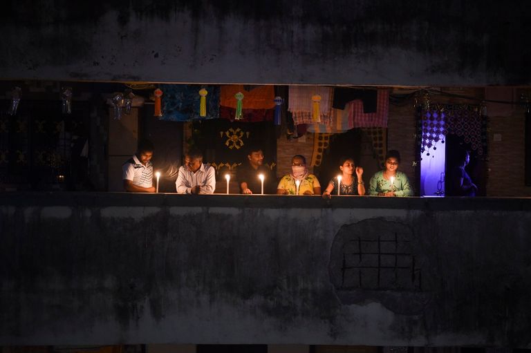 هنود يضيئون الشموع في حدث يرمز إلى محاربة فيروس كورونا