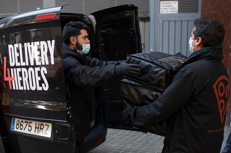 عمال تسليم يوصلون وجبات غذائية لمستشفيات في برشلونة