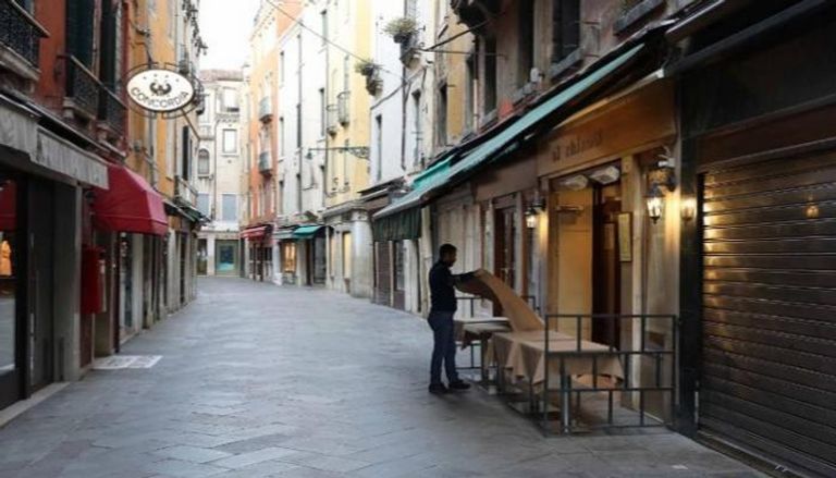 نادل أمام مطعم في شارع فارغ في البندقية بإيطاليا