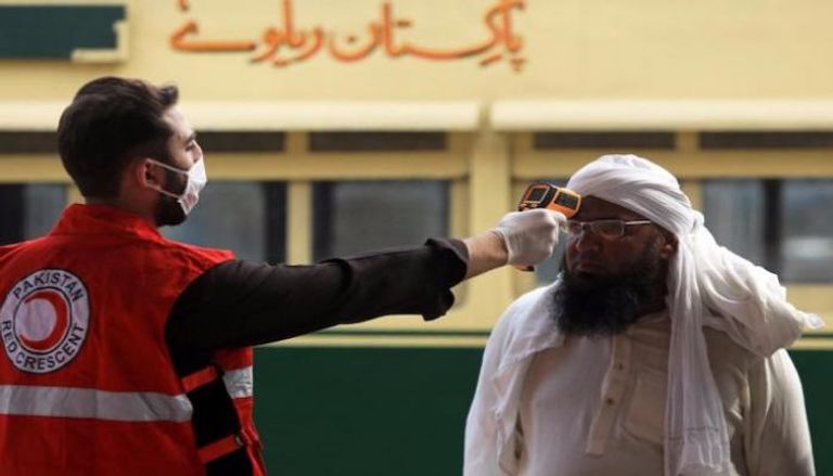 شخص يخضع لفحص كورونا في باكستان