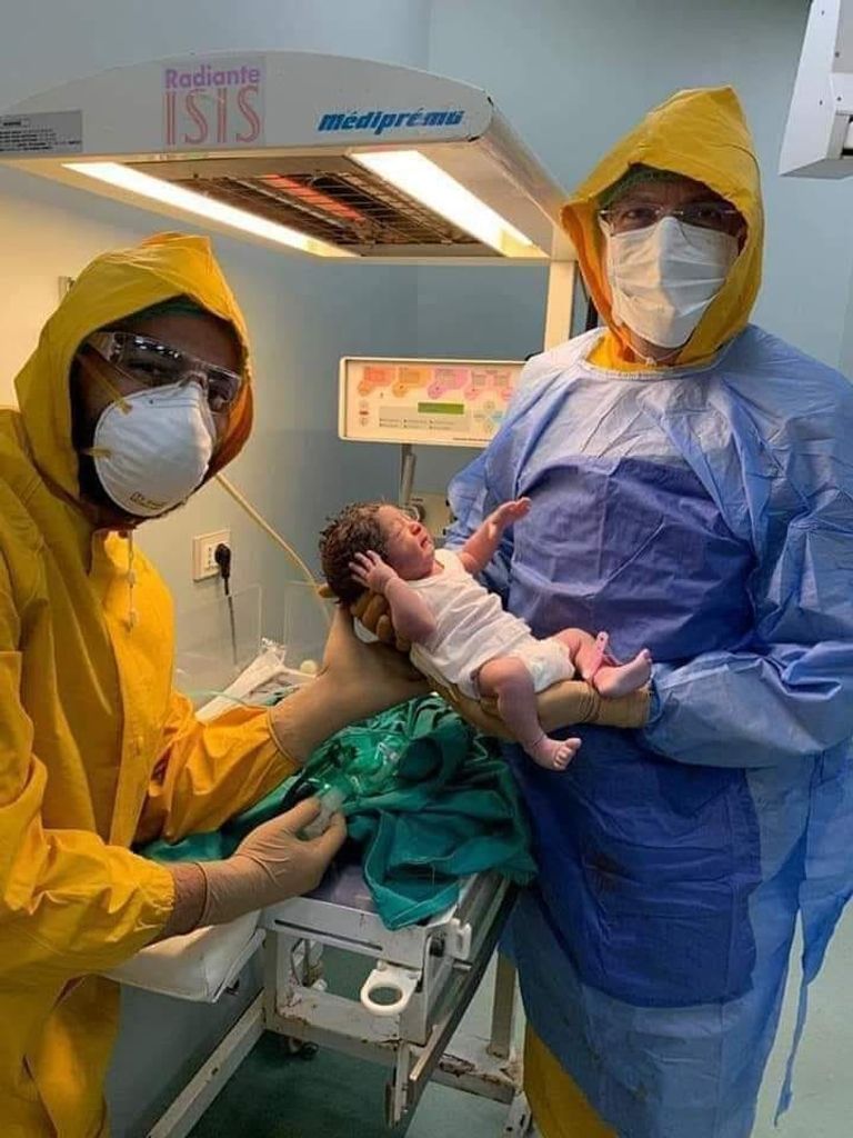 استشاري أمراض النساء والتوليد في مصر، رضا النجار، الذي أجرى عملية الولادة لأم متعافية من فيروس كورونا يحمل الطفل آدم