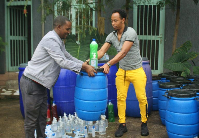 الفنان الإثيوبي تيدي أفرو أحد المتبرعين