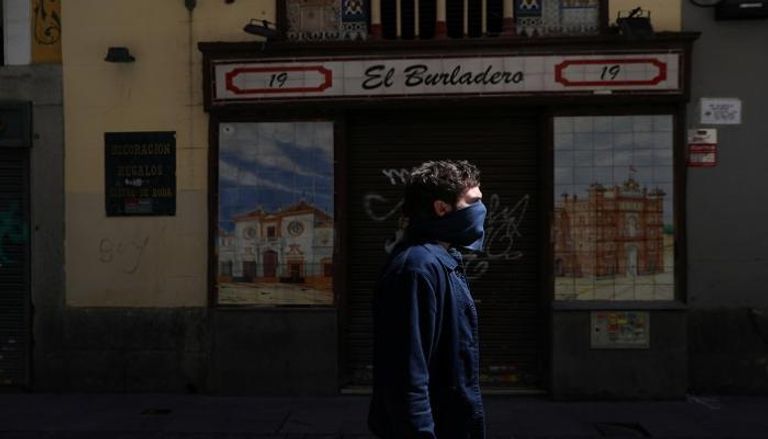 شاب يرتدي كمامة للوقاية من فيروس كورونا في إسبانيا