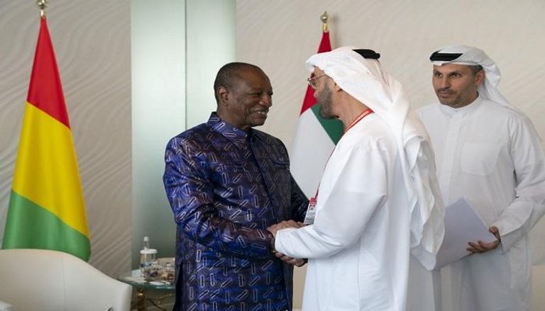 الشيخ محمد بن زايد آل نهيان خلال لقاء سابق مع رئيس غينيا ألفا كوندي