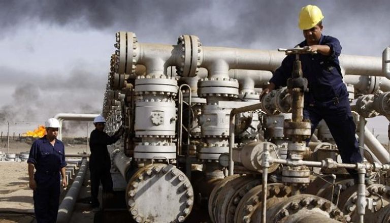 عمال بإحدى شركات النفط في العراق