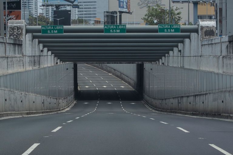 رئيس أساقفة بنما، خوسيه دومينجو أولوا يحتفل بقداس "أحد الشعانين" في قاعدة "هوارد" الجوية في بنما قبل التحليق فوق شوارع المدينة المهجورة والأرياف المحيطة بها، ووضع المطران إضافة إلى الكاهنين المرافقين له، قناعا أبيض يغطي فمهم وأنفهم. خوسيه دومينجو أولوا في طائرة هليكوبتر في بنما