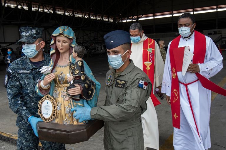 رئيس أساقفة بنما، خوسيه دومينجو أولوا يحتفل بقداس "أحد الشعانين" في قاعدة "هوارد" الجوية في بنما قبل التحليق فوق شوارع المدينة المهجورة والأرياف المحيطة بها، ووضع المطران إضافة إلى الكاهنين المرافقين له، قناعا أبيض يغطي فمهم وأنفهم. خوسيه دومينجو أولوا في طائرة هليكوبتر في بنما