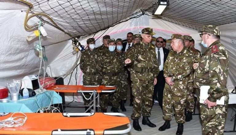 قائد الجيش الجزائري يتفقد مستشفى ميدانيا