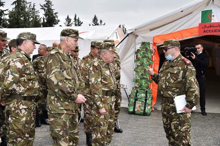 قائد الجيش الجزائري يتفقد مستشفى ميدانيا قائد الجيش الجزائري يتفقد مستشفى ميدانيا