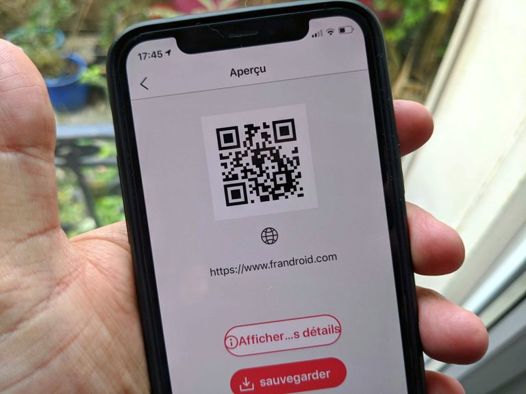 عازفة فرنسية وابنتاها يعزفن الموسيقى من شرفة المنزل التزاما بالحجر