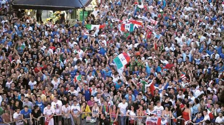 جماهير إيطاليا العاشقة لكرة القدم روبرتو مانشيني