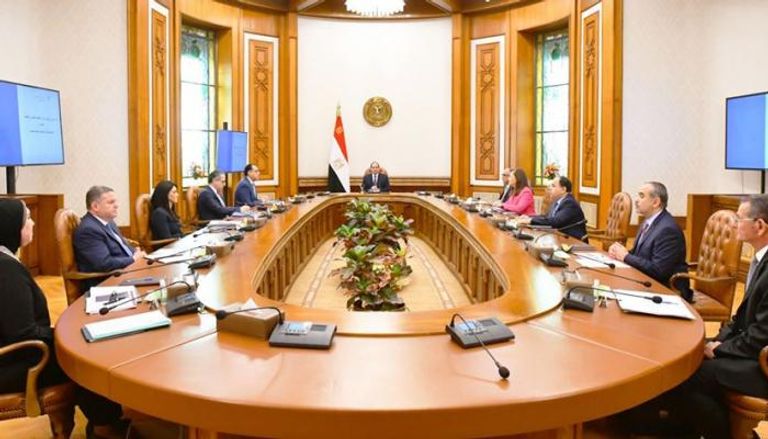 الرئيس المصري خلال الاجتماع مع رئيس الوزراء والمجموعة الاقتصادية
