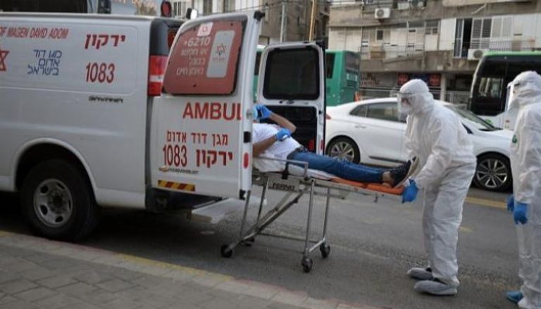 نقل مصاب بفيروس كورونا إلى المستشفى في إسرائيل