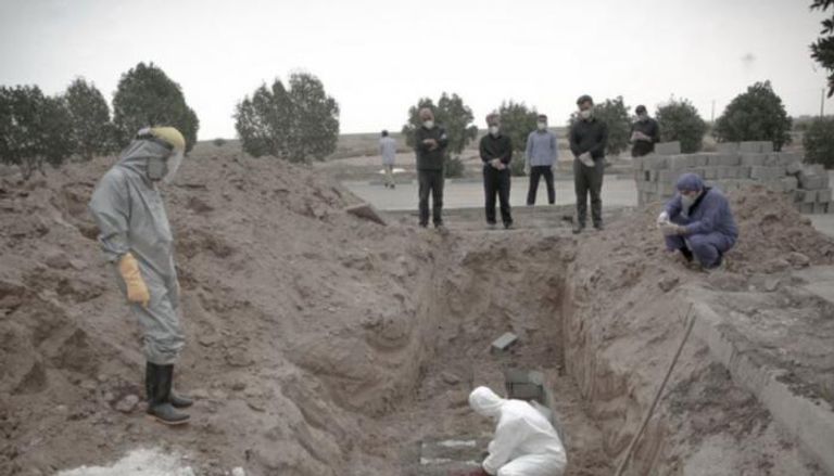 دفن بعض ضحايا فيروس كورونا في إيران - أرشيفية