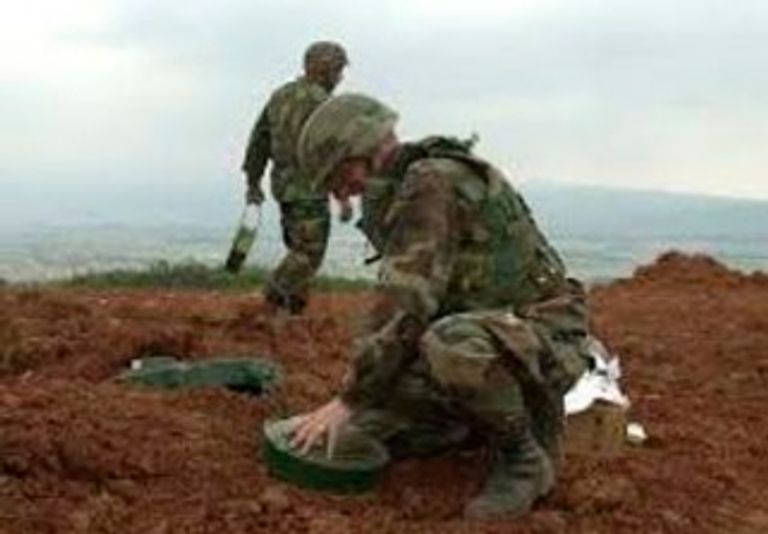 لغم استعماري عثر عليه الجيش الجزائري الجزائر تقدم ملفا للأمم المتحدة حول الألغام الفرنسية التي زرعتها على أراضيها