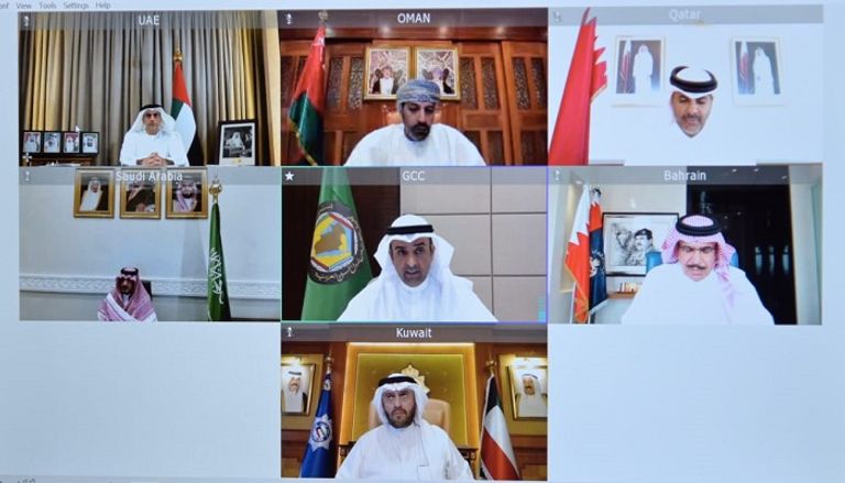 الفريق الشيخ سيف بن زايد آل نهيان خلال رئاسة الاجتماع عن بعد