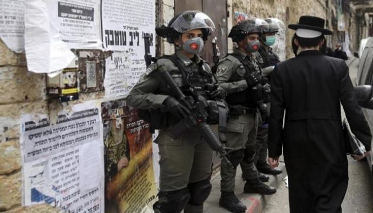 قوات الاحتلال الإسرائيلي ترتدي الكمامات بالشوارع