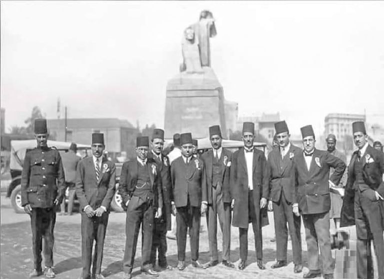 مصريون أمام التمثال بعد افتتاحه تمثال نهضة مصر  للمثال محمود مختار.. 100 عام من التاريخ والنضال