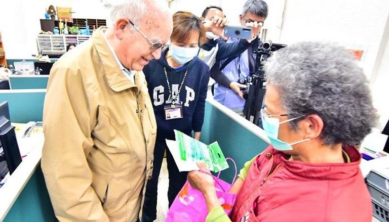 مواطنون يتبرعون بالأموال والأقنعة الواقية لإيطاليا في تايوان