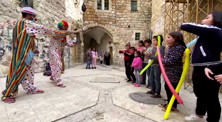 مهرجون يرسمون البسمة على وجوه أطفال غزة والضفة