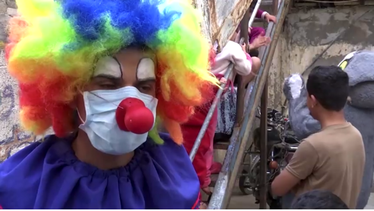 مهرجون يرسمون البسمة على وجوه أطفال غزة والضفة