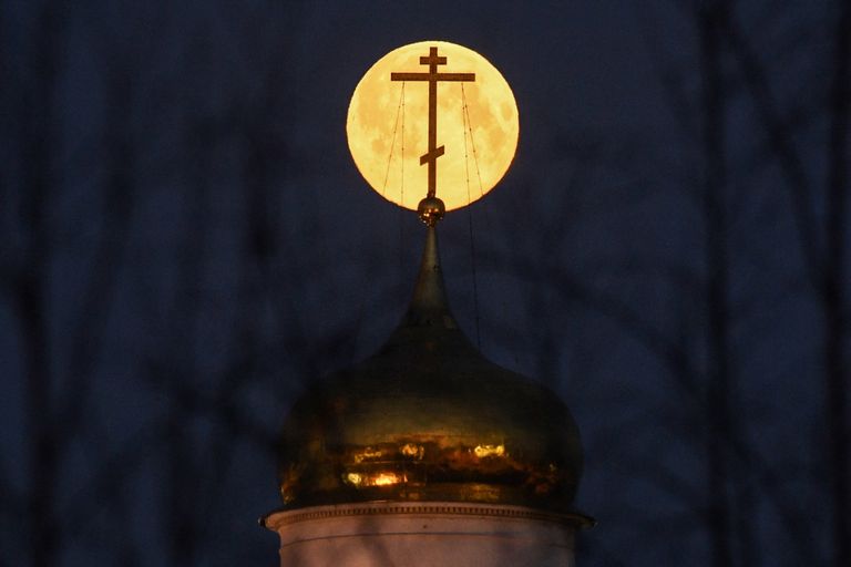 القمر الوردي العملاق 