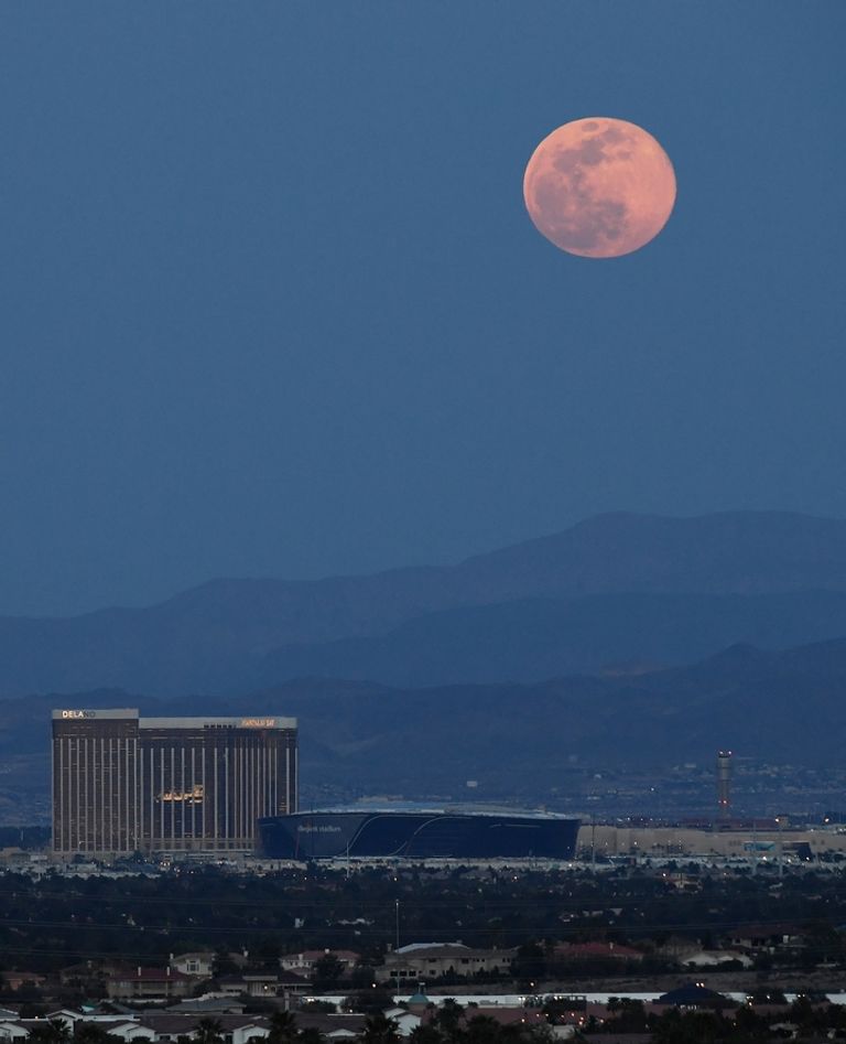 القمر الوردي العملاق 
