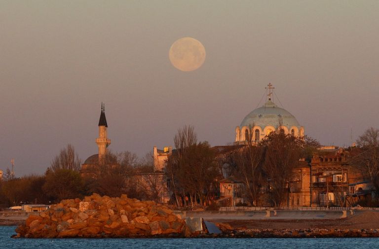 القمر الوردي العملاق 