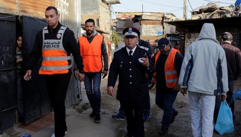 فريق من الشرطة المغربية يتابع تطبيق حظر التجول لاحتواء انتشار فيروس كورونا