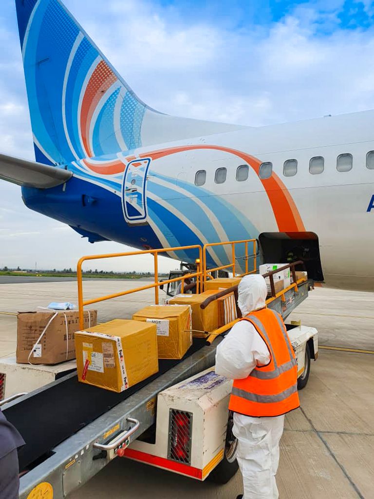 إحدى طائرات فلاي دبي أثناء عملية شحن البضائع