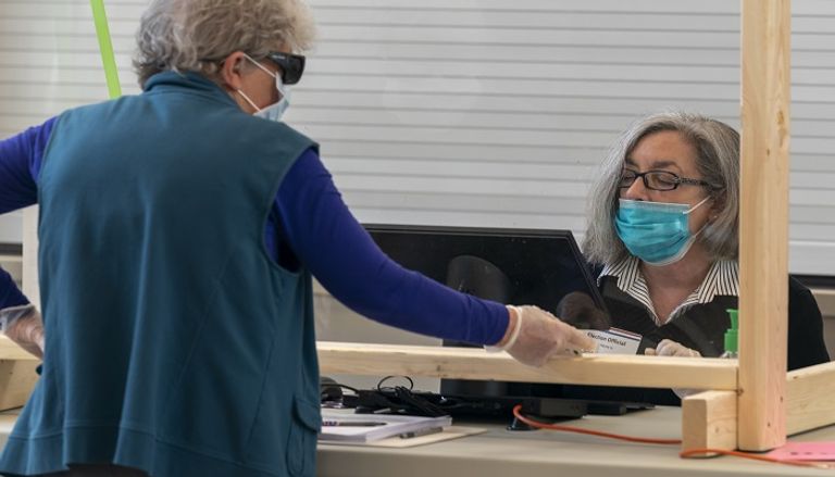 ناخبون في ويسكونسن يرتدون الكمامات - أ ف ب