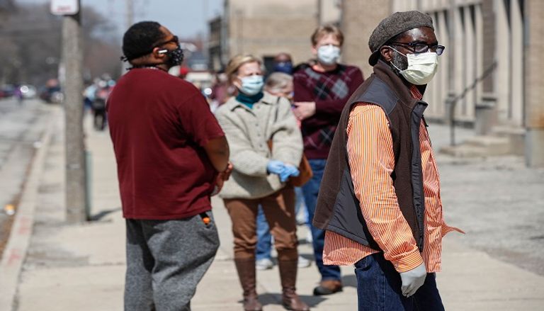 ناخبون في ويسكونسن يرتدون الكمامات - أ ف ب