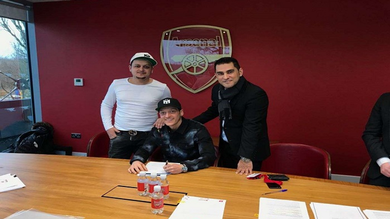 أوزيل ووكيله لعبة "بلاي ستيشن"