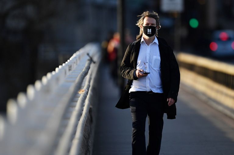 فيروس كورونا باللون الأصفر معزول من أحد المرضى