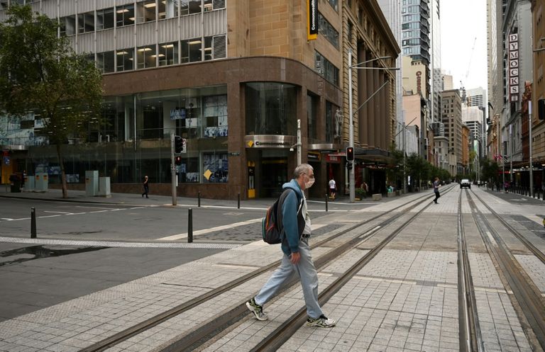 رجل يضع قناعا في أحد شوارع سيدني هانا كوك مسؤولة الموقع في ولاية فيكتوريا