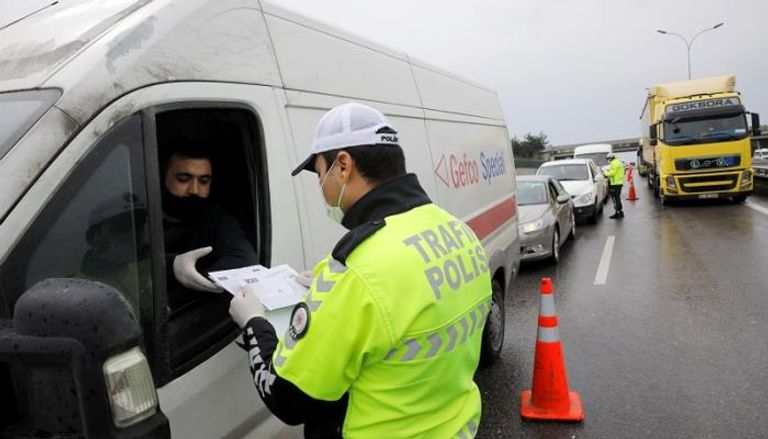 الشرطة التركية تطبق قيود الإغلاق بعد إغلاق 32 مدينة تركية لاحتواء انتشار فيروس كورونا