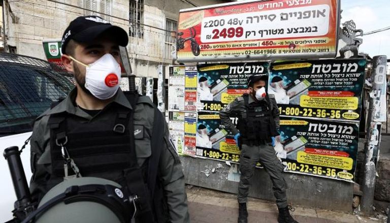 شرطيان إسرائيليان يرتديان الكمامة وسط تفاقم انتشار فيروس كورونا في إسرائيل