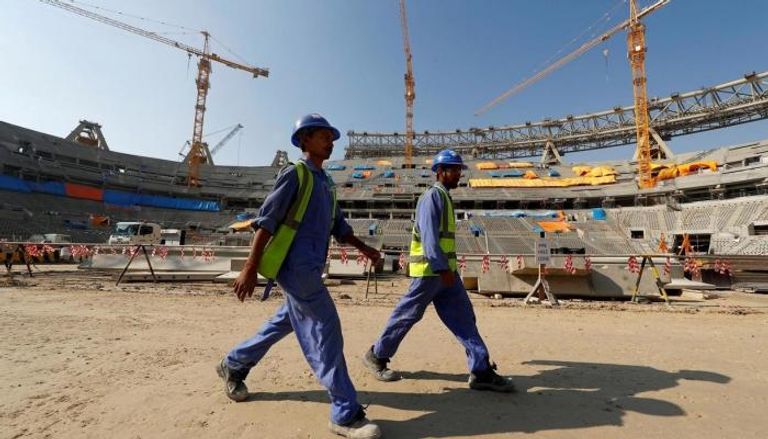 العمال الأجانب في قطر يعملون دون حماية طبية